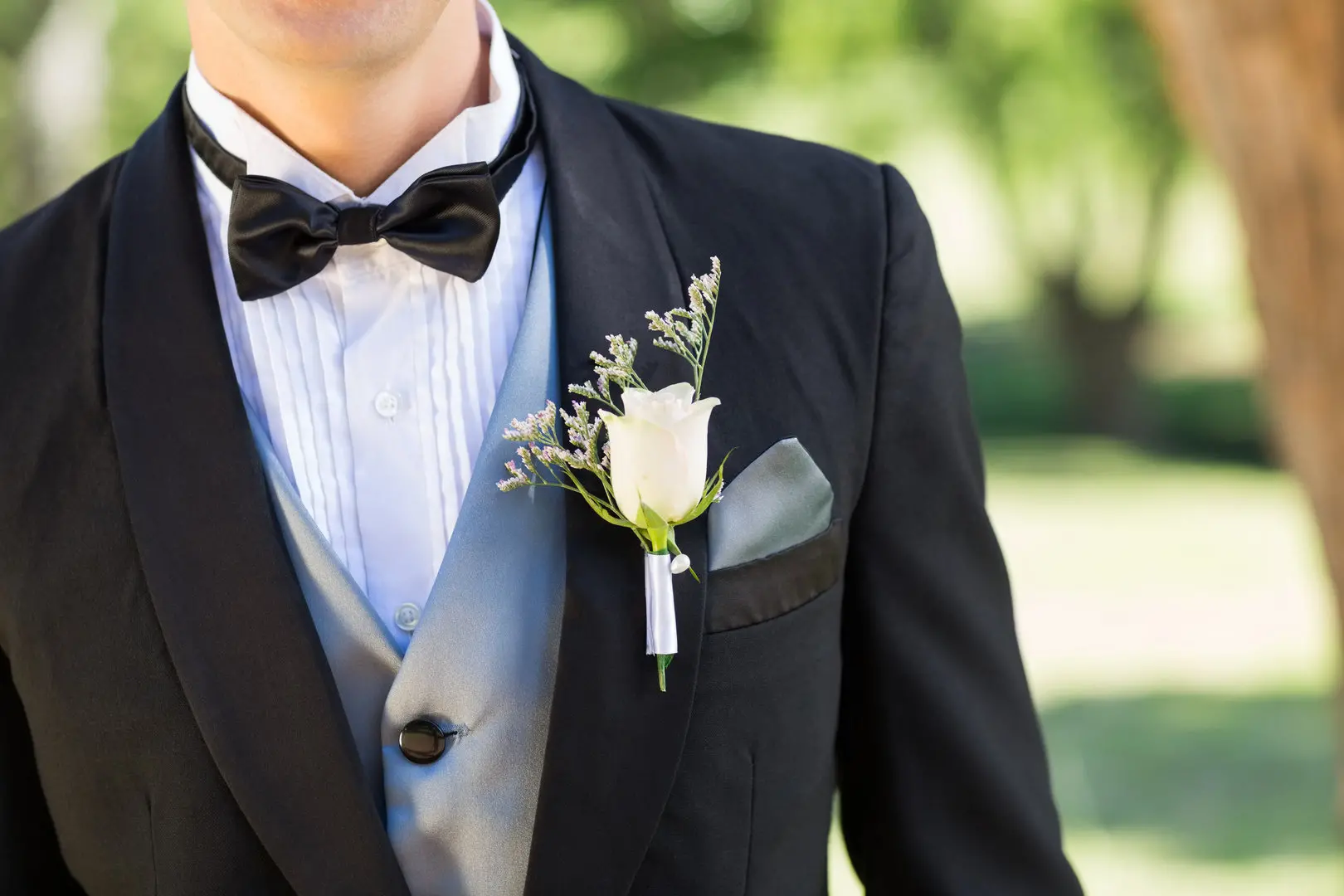 midsection-of-bridegroom-wearing-boutonniere-in-ga-2025-04-04-11-04-39-utc_result
